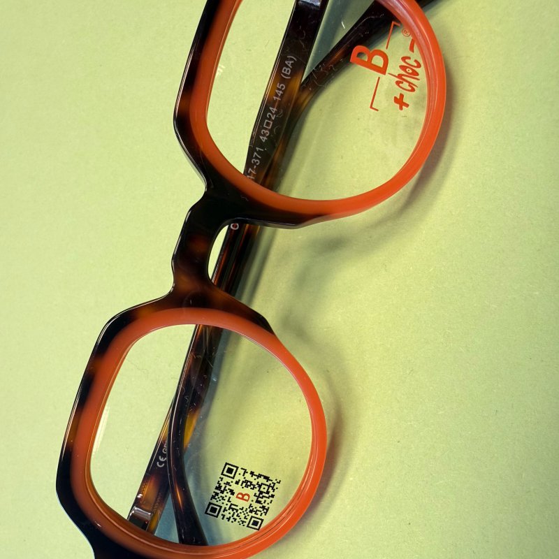 Brille neunzehn, Hagenberg & Herrenkind oHG