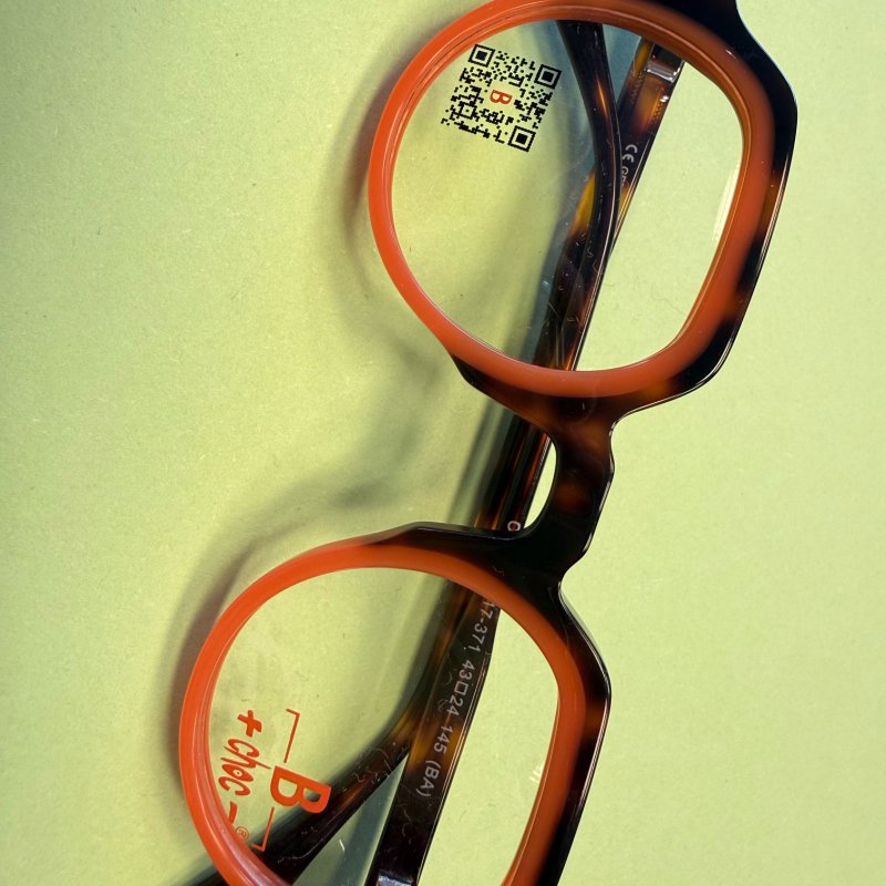 Brille neunzehn, Hagenberg & Herrenkind oHG